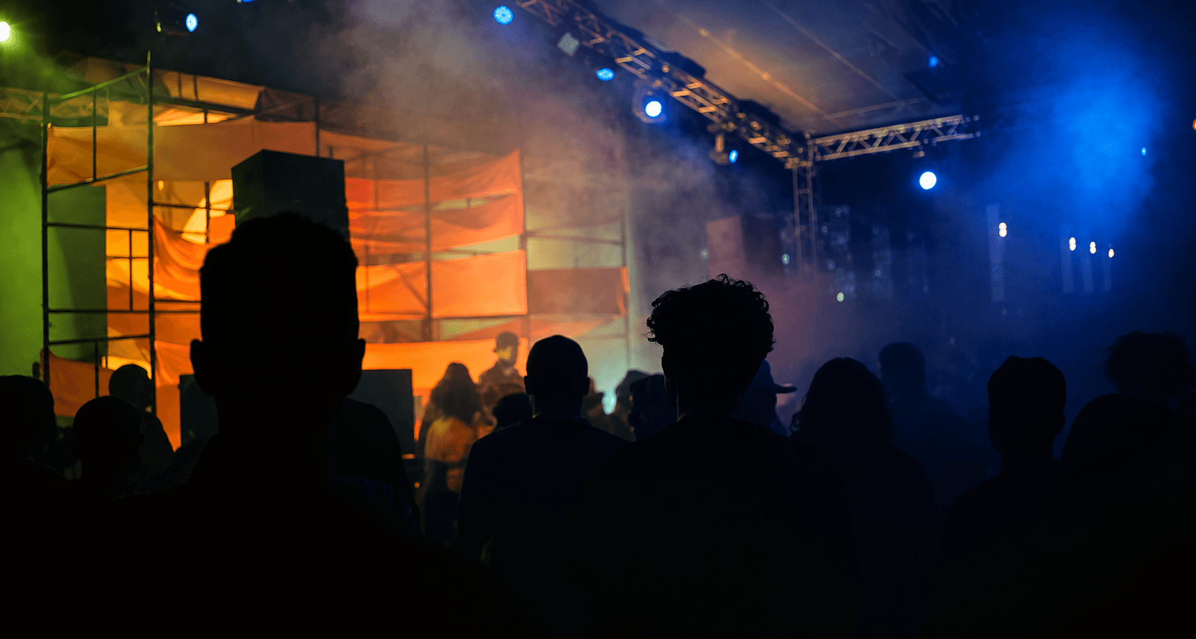 Audience facing the orange scenographic structure at Love/Paranoia de Verão.