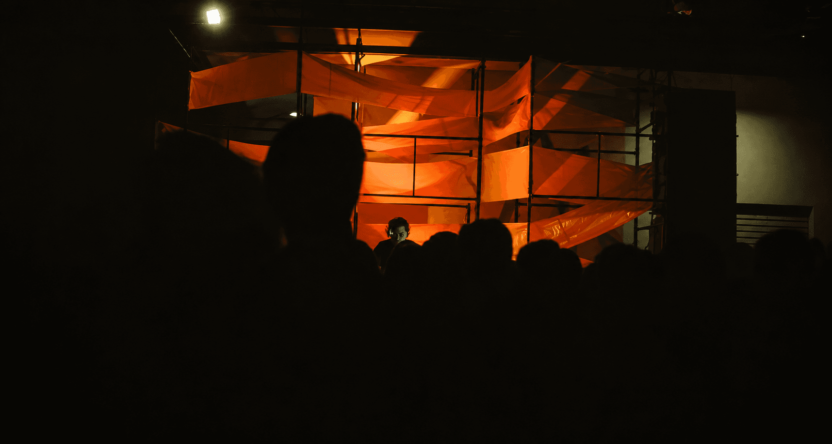 Orange scenographic structure at Love/Paranoia de Verão.