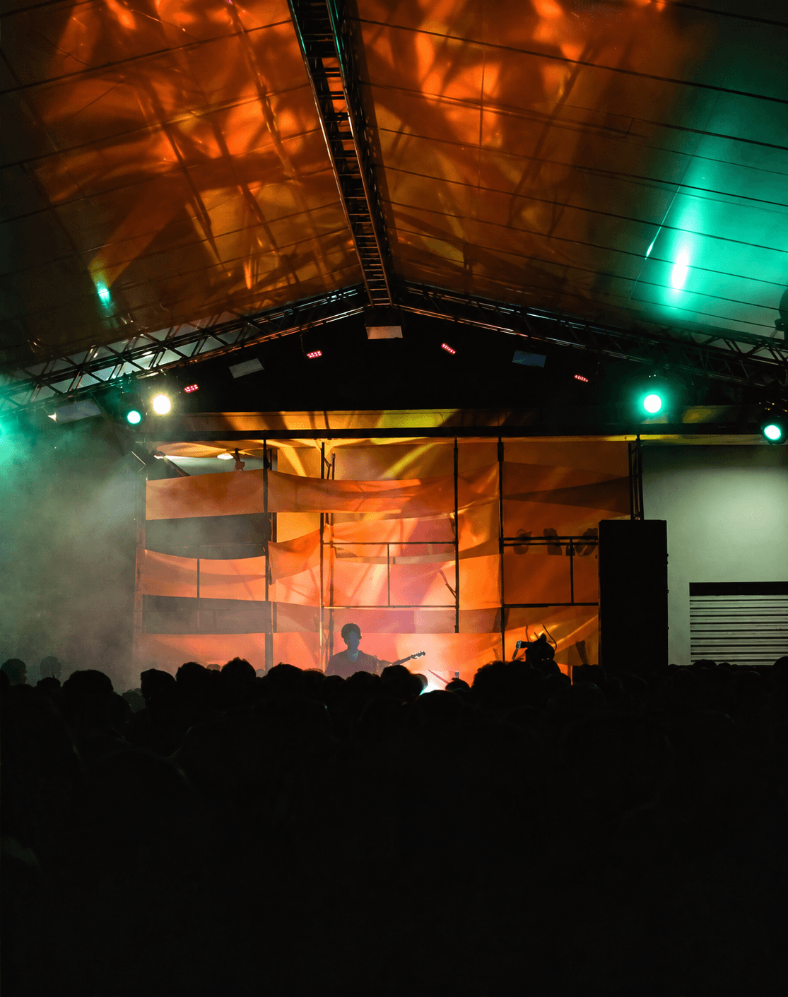 Orange stage installation beneath the event tent at Love/Paranoia de Verão.